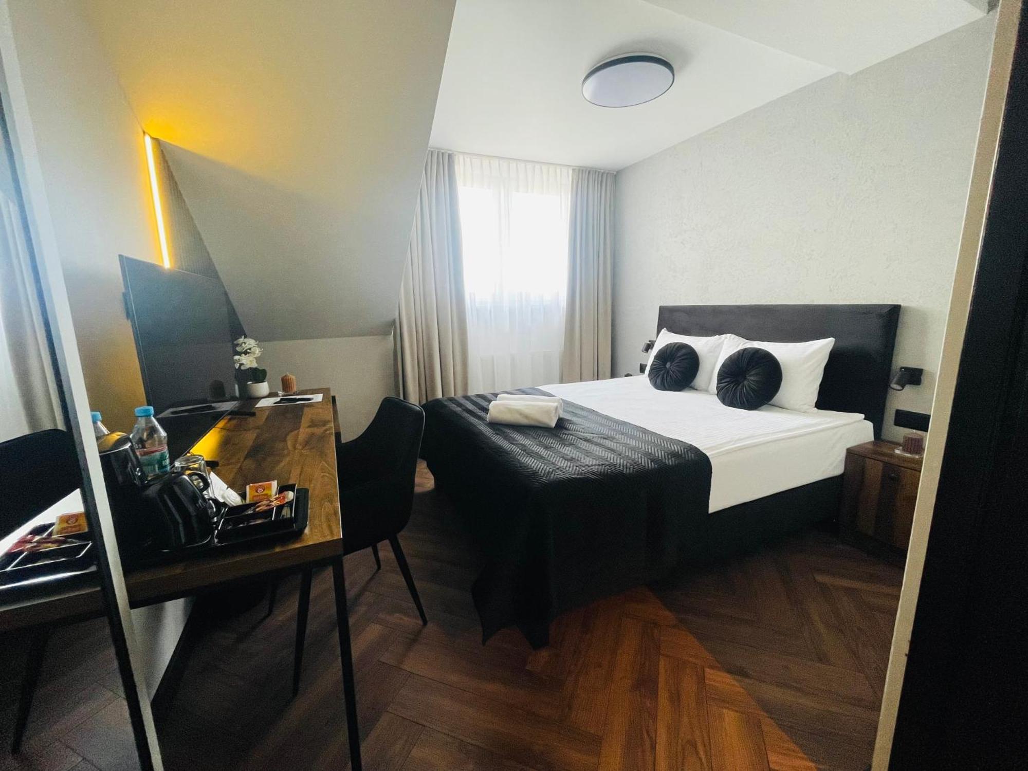 Hotel Millennium شاسْنيشْ المظهر الخارجي الصورة
