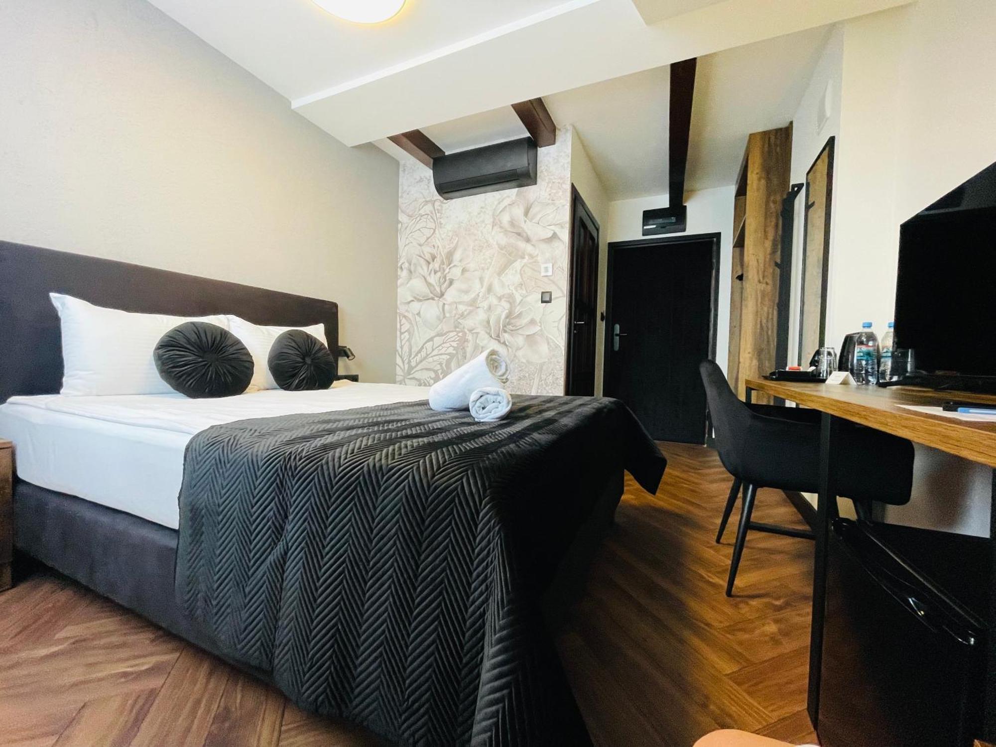 Hotel Millennium شاسْنيشْ المظهر الخارجي الصورة
