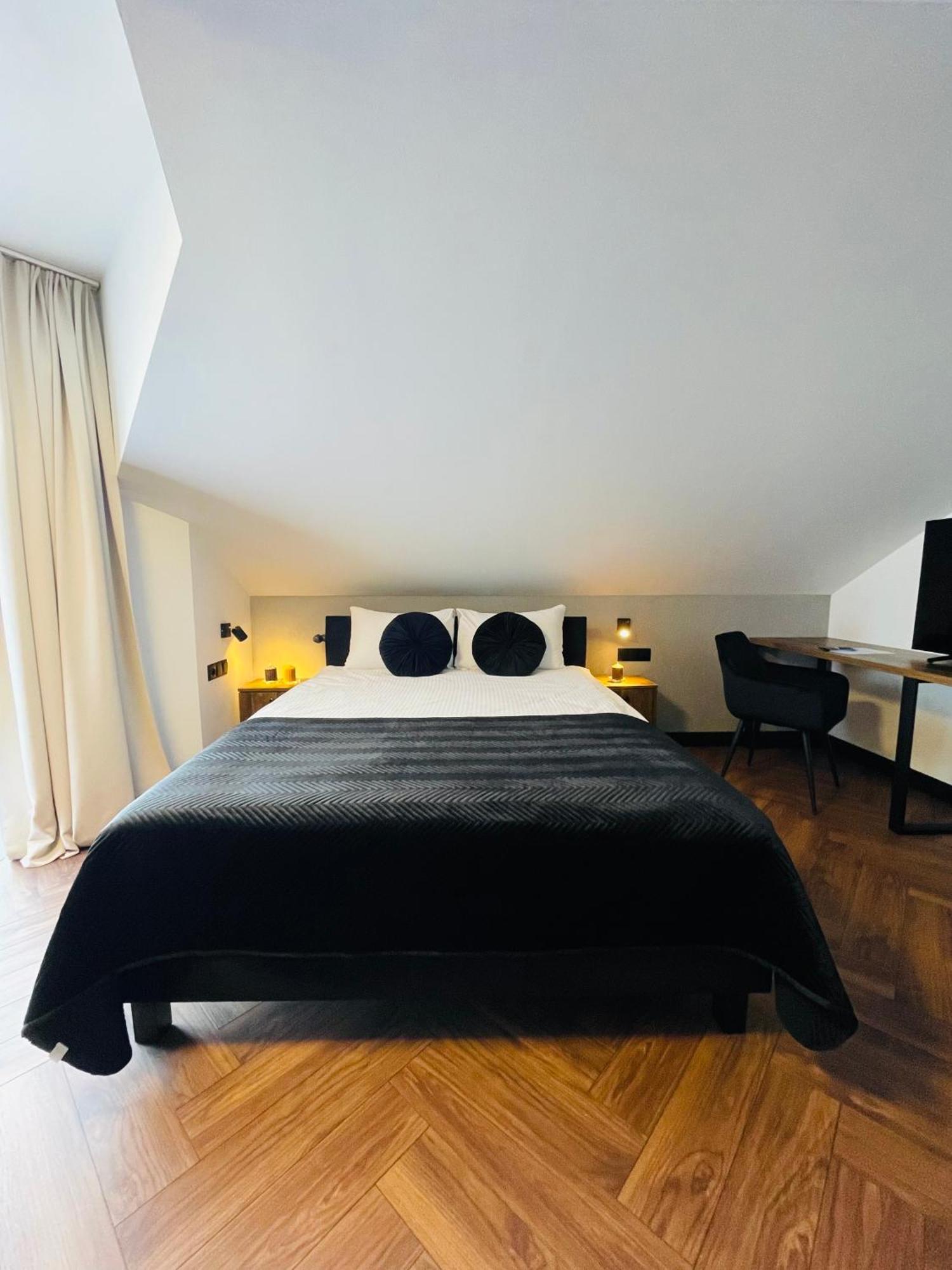 Hotel Millennium شاسْنيشْ المظهر الخارجي الصورة