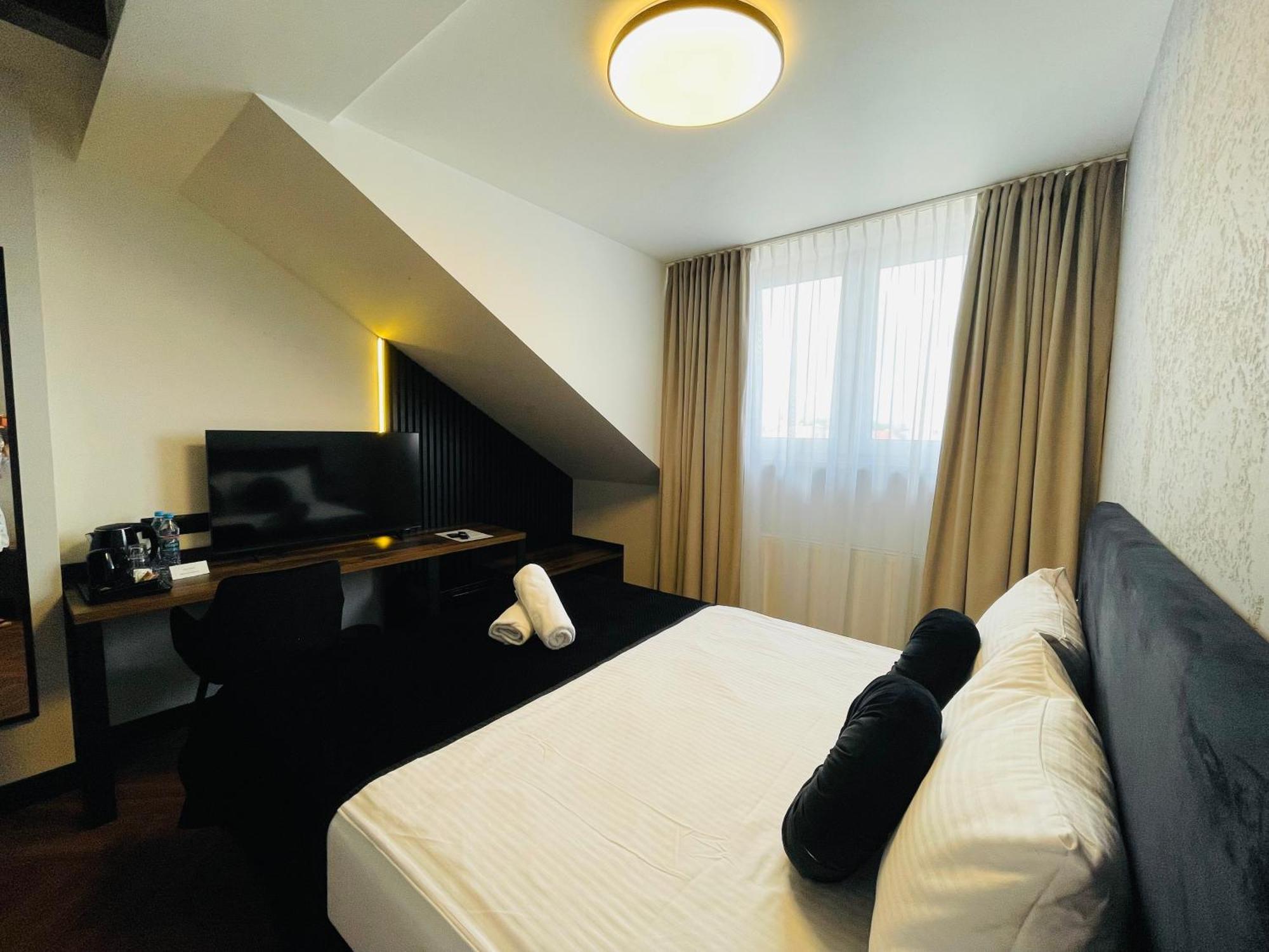 Hotel Millennium شاسْنيشْ المظهر الخارجي الصورة