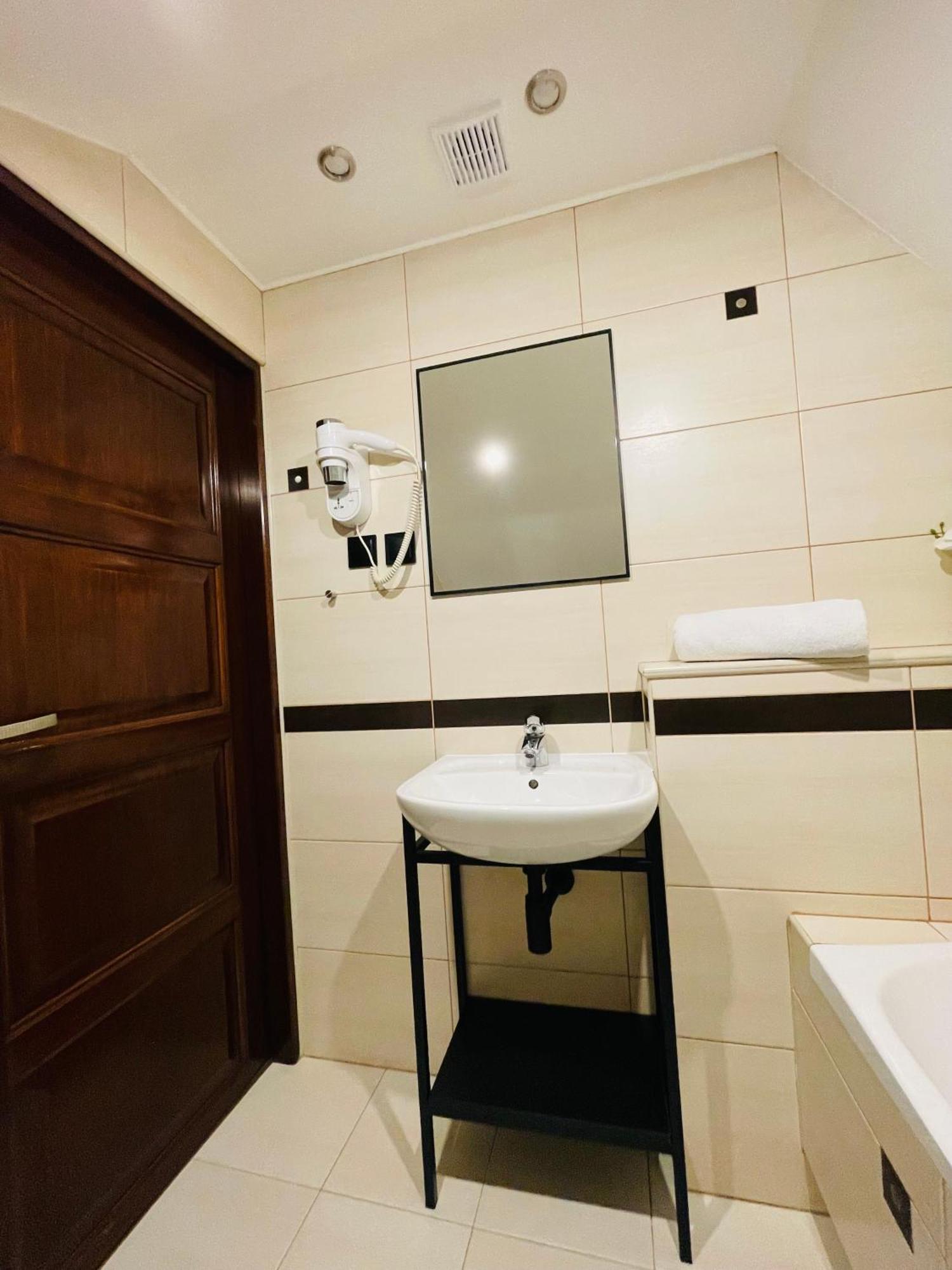 Hotel Millennium شاسْنيشْ المظهر الخارجي الصورة